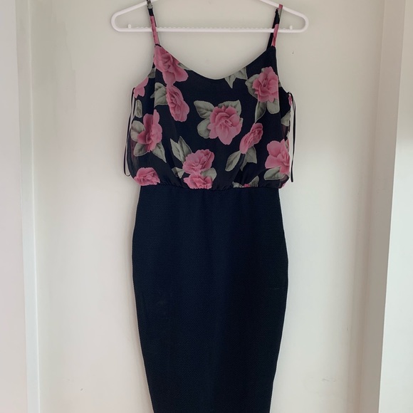 Dresses - Picture 3 of 8